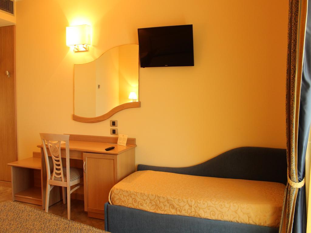 Blu Tropical Resort Zambrone Pokoj fotografie